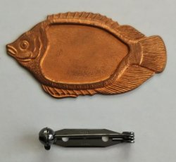 画像1: 柄打銅板　魚　ブローチピン付