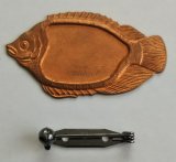 画像: 柄打銅板　魚　ブローチピン付